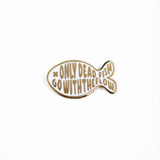 Pin Only dead fish go with the flow wit-Studio Inktvis-Studio Inktvis